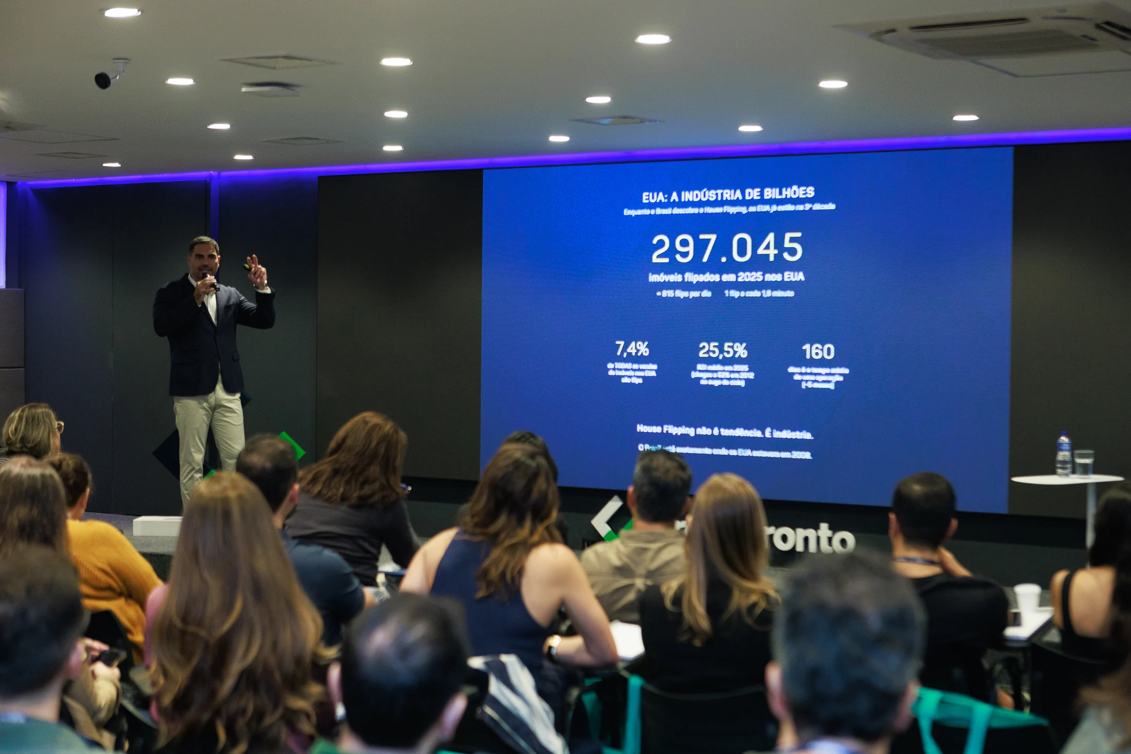 Ramiro Delgado apresentando para a plateia